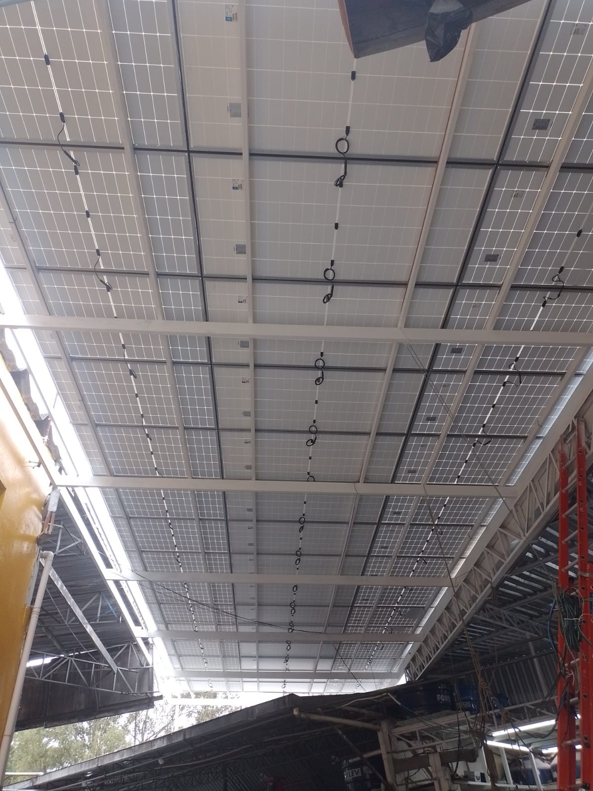 Carport solar industrial 21.08 KWp para oficina mecânica em São Paulo