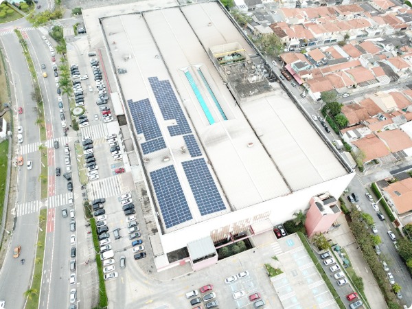 Sistema fotovoltaico comercial 200 KWp instalado em shopping center em Osasco